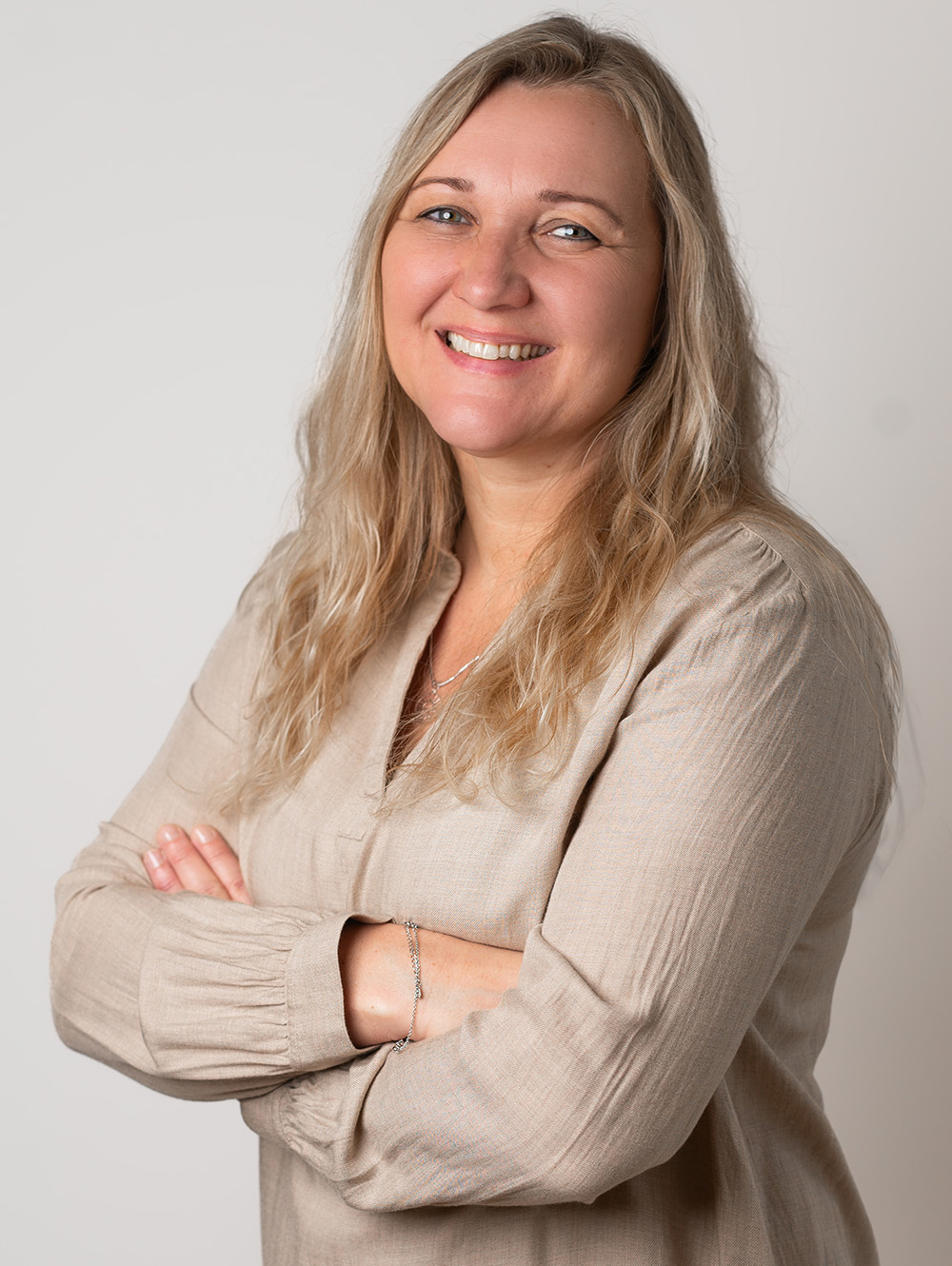 Waves of Live | JudithWimmer Coaching Wimmer Judith verschränkte Arme lachend Blick nach Vorne