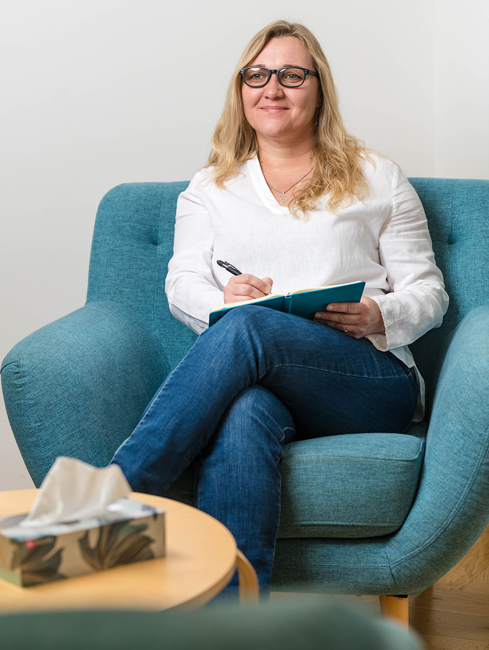 Coaching Wimmer Judith im Sessel empathischere Blick nach Vorne
